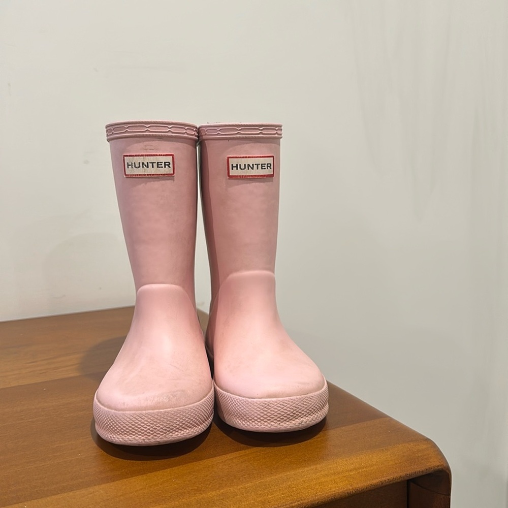 Toddler light pink Hunter rain boots.